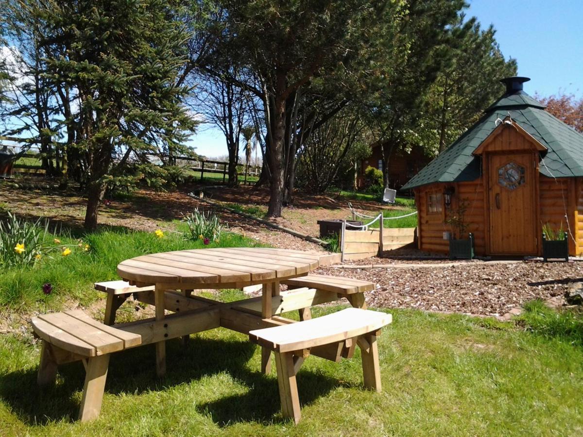 Tudor Lodge With Pool & Bbq Cabin Liskeard Buitenkant foto